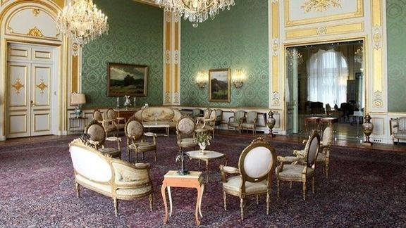 تعداد ۴۸ تخته فرش به ارزش ۱۲۷ میلیارد تومان از کاخ سعد آباد به سرقت رفته. دولت ابراهیم رئیسی میگوید سرقت در فاصله سالهای ۱۳۹۲ تا ۱۳۹۵ بوده، اما دفتر روحانی میگوید سرقت در سالهای ۱۳۹۰ تا ۱۳۹۲ اتفاق افتاده است