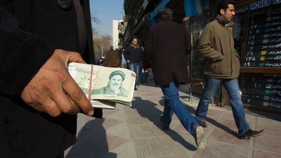 انخفاض حاد بقيمة "التومان" في أول أيام عمل العام الجديد في إيران