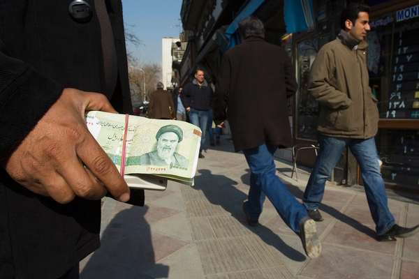 انخفاض حاد بقيمة "التومان" في أول أيام عمل العام الجديد في إيران