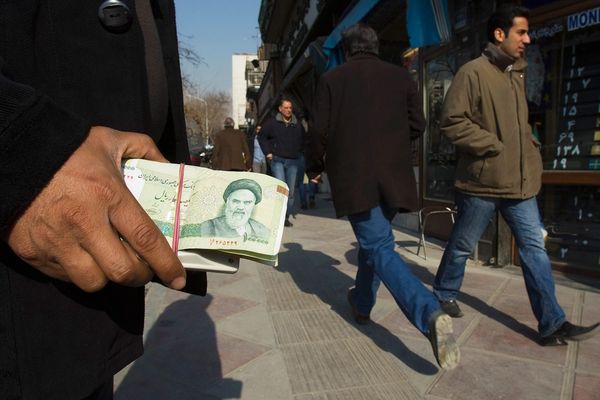 انخفاض حاد بقيمة "التومان" في أول أيام عمل العام الجديد في إيران