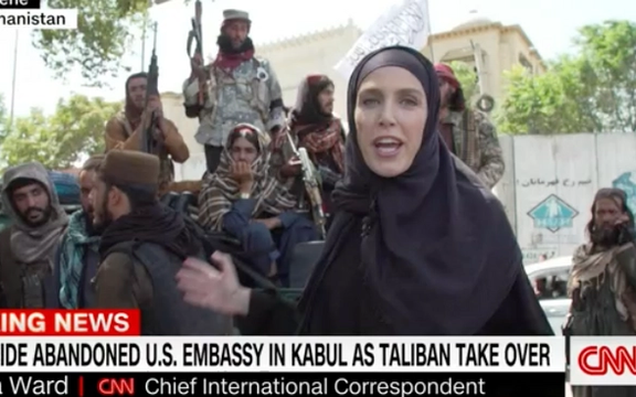 در پی تصرف شهر به دست طالبان؛ خبرنگار سیانان در کابل با حجاب گزارش کرد