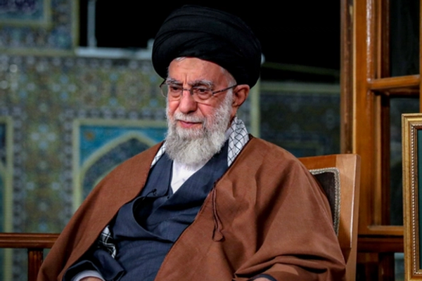 تايمز: علي خامنئي يعتزم الفرار إلى موسكو في حال تصاعد الاضطرابات في إيران