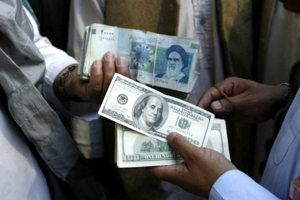 سعر الدولار الرسمي يصل لمستوى قياسي في إيران ويتجاوز 124 ألف تومان تزامنًا مع الاحتجاجات