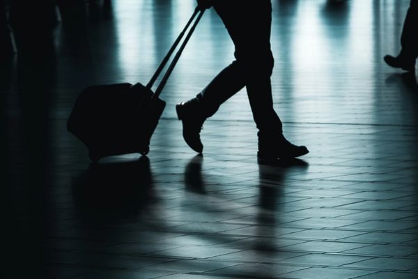 "إكسبرس": مسؤولون إيرانيون وأقاربهم يهربون من البلاد في 5 رحلات جوية يوميا