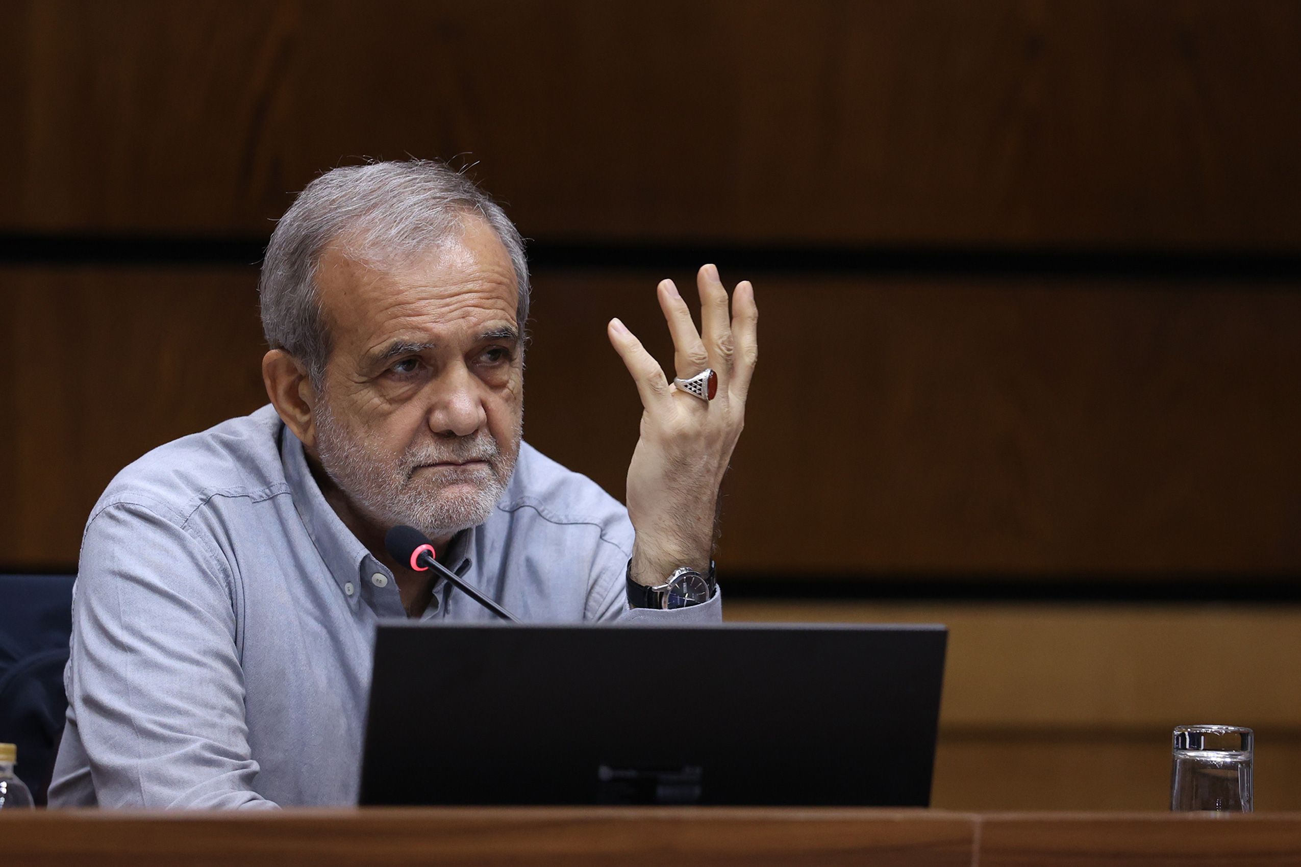 الرئيس الإيراني: إجراءات "الأعداء" حالت دون معالجة أوضاع المواطنين