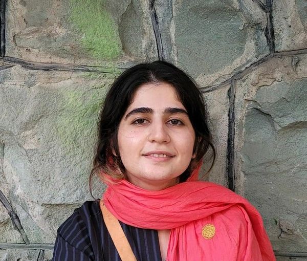 ناشطة إيرانية ترفض الحجاب الإجباري في المحكمة وتتسبب في تأجيل قضيتها