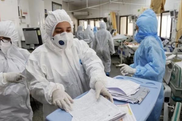 طالبت بتدخل حكومي عاجل.. منظمة النظام الطبي في إيران تحذر من هجرة الكوادر الماهرة