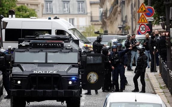 الشرطة الفرنسية تنتشر أمام القنصلية الإيرانية في باريس.. بعد تهديد رجل بتفجير نفسه