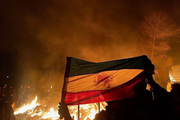 واکنش تند افکار عمومی به تلاش جمهوری اسلامی برای مصادره نشان شیر و خورشید