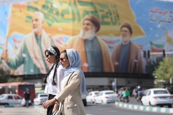 خلاف بين المحافظين حول قانون الحجاب.. وشوارع طهران تمضي قدماً