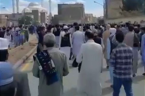 رغم الاعتقال الليلي لعشرات المواطنين البلوش.. مسيرة صامتة لأهالي زاهدان للأسبوع الـ26