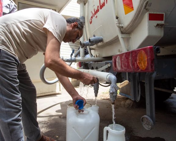 ایرنا: در پی قطعیهای طولانی آب در اصفهان آبرسانی اضطراری روزانه با تانکر انجام میشود