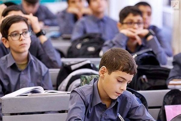School Students Leave Iran Amid Gloomy Future Prospects