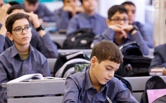 School Students Leave Iran Amid Gloomy Future Prospects