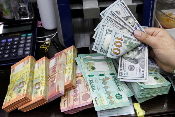 لخمس دول من بينها إيران.. العراق يبدأ تنفيذ خطة حظر تحويل المعاملات بالدولار الأميركي