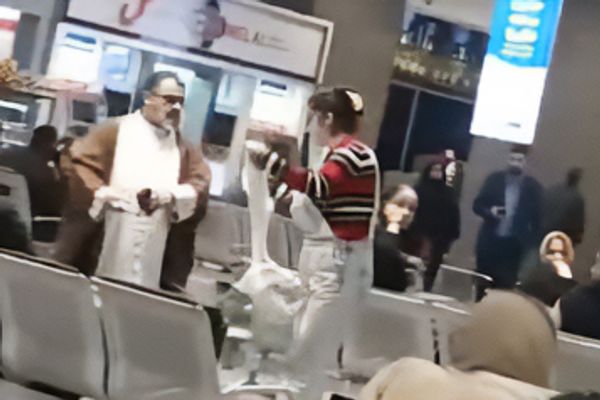 بعد مضايقتها بسبب الحجاب.. إيرانية تنزع عمامة رجل دين في مطار "مهر آباد" وترتديها كوشاح