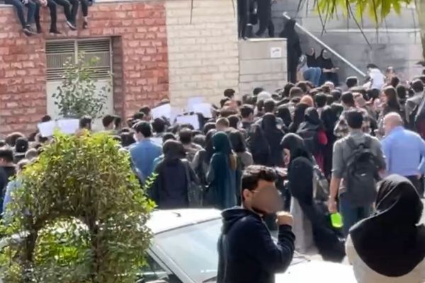 هتاف "الموت للدیکتاتور" فی جامعات إيران.. من طهران ويزد إلى تبريز والأهواز ومازندران