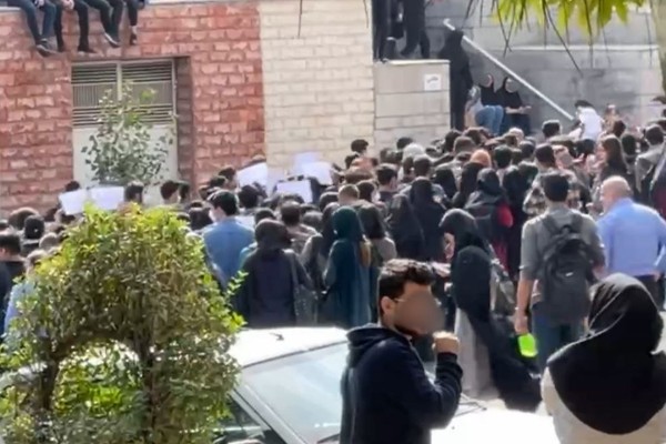 هتاف "الموت للدیکتاتور" فی جامعات إيران.. من طهران ويزد إلى تبريز والأهواز ومازندران