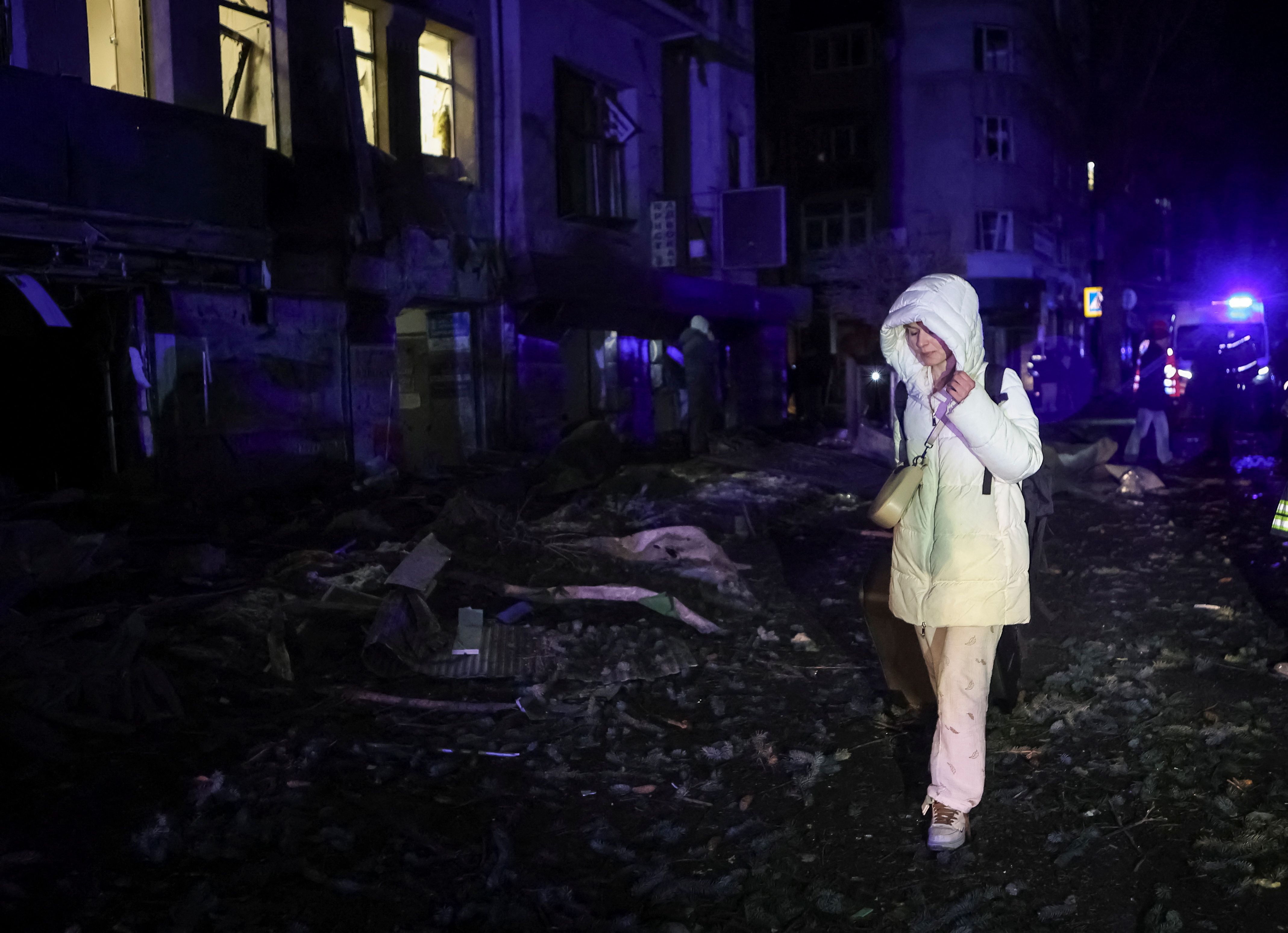 زنی در میان خرابه‌های منازل مسکونی پس از حمله موشکی روسیه به خارکیف اوکراین، چهارم بهمن