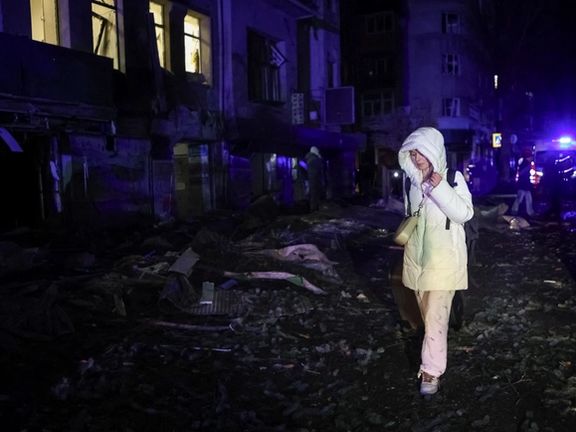 زنی در میان خرابههای منازل مسکونی پس از حمله موشکی روسیه به خارکیف اوکراین، چهارم بهمن