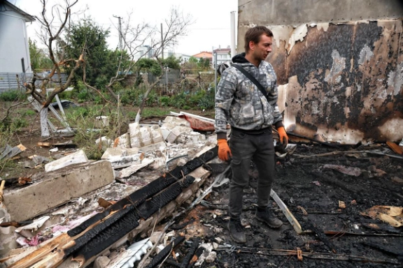 ویرانیهای برجا مانده از حمله پهپادی روسیه به منطقه اودسا، اوکراین، ۱۶ اردیبهشت