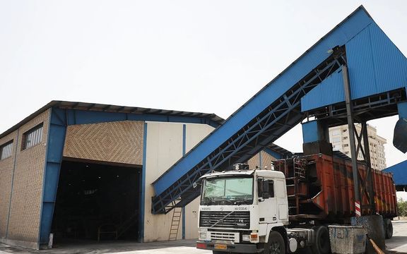 محلی که سازمان محیطزیست و صداوسیما ادعا کردند «معاندان» در آن زباله سوزاندند، مرکز مدیریت پسماند یکپارچه کوهک است که شهریور ۱۴۰۲، به طور رسمی به عنوان یک سایت تفکیک زباله مدرن در این منطقه افتتاح شده است.