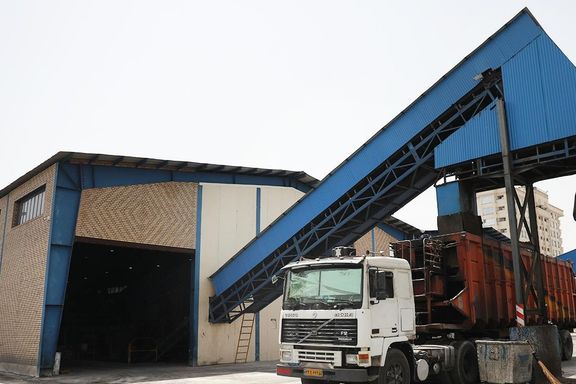 محلی که سازمان محیطزیست و صداوسیما ادعا کردند «معاندان» در آن زباله سوزاندند، مرکز مدیریت پسماند یکپارچه کوهک است که شهریور ۱۴۰۲، به طور رسمی به عنوان یک سایت تفکیک زباله مدرن در این منطقه افتتاح شده است.