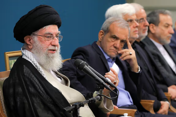 عراقچی: ترامپ به خامنهای گفته بود یا جنگ و خونریزی یا مذاکره مستقیم