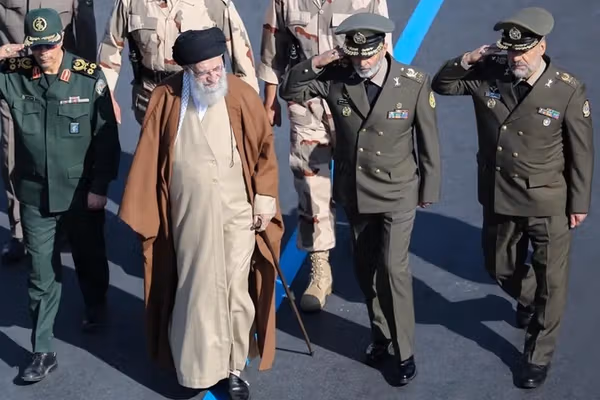 روزنامه تلگراف: مقامها و نیروهای امنیتی ایران از ترس جاسوسی به جان هم افتادهاند