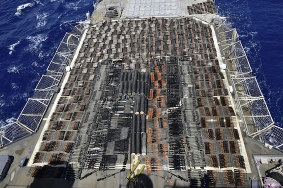 ناو آمریکایی یک محموله غیرقانونی اسلحه را از کشتی بدون تابعیت در دریای عرب توقیف کرد