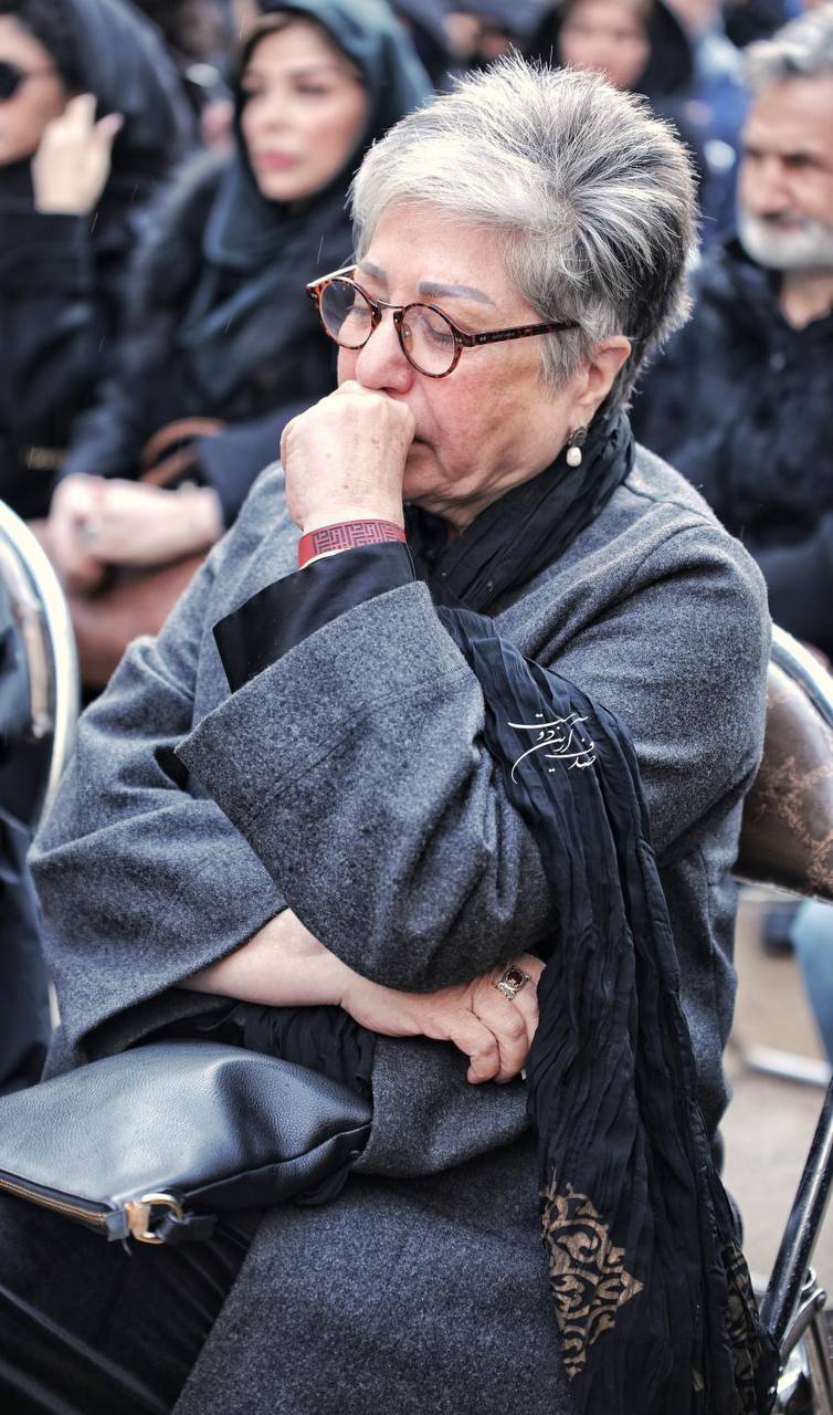 رخشان بنی‌اعتماد، بدون حجاب اجباری در مراسم تشییع بیتا فرهی حضور یافت