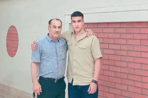 القضاء الإيراني يحكم على والد أحد قتلى احتجاجات 2022 بالسجن 23 عامًا "حبسًا تعزيريًا"