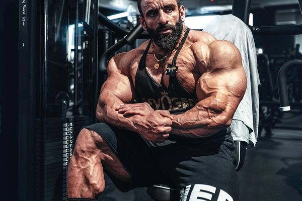 بطل "مستر أولمبيا" السابق يتضامن مع الاحتجاجات في إيران