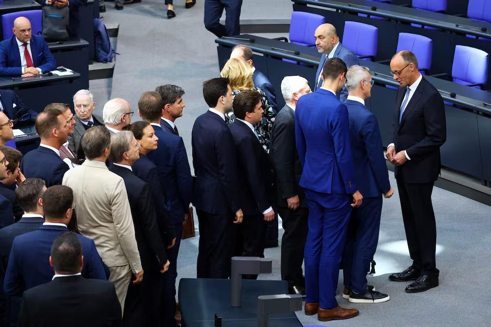 نمایندگان پارلمان برای تبریک گفتن به فریدریش مرتس، پس از ادای سوگند او به‌عنوان صدراعظم جدید آلمان، در صحن مجلس فدرال بوندستاگ صف کشیده‌اند. برلین، آلمان؛ ۶ مه ۲۰۲۵.