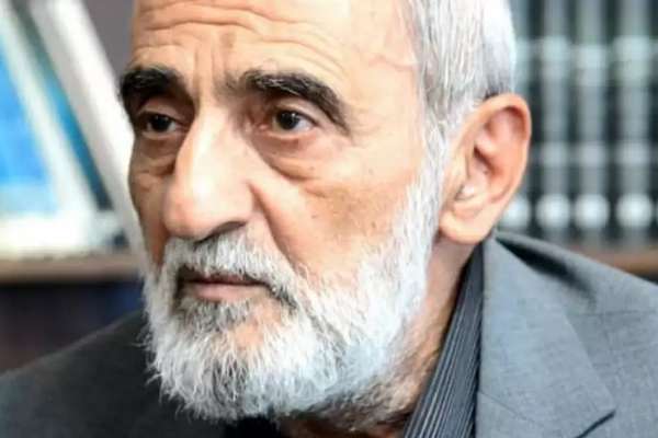 رئيس تحرير صحيفة المرشد الإيراني مخاطبا رئيسي: لماذا أعلنت عن استعدادك لاستئناف المفاوضات؟
