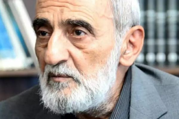 رئيس تحرير صحيفة المرشد الإيراني مخاطبا رئيسي: لماذا أعلنت عن استعدادك لاستئناف المفاوضات؟