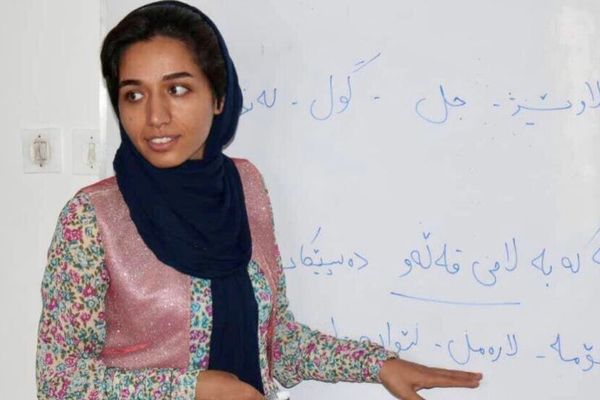 احتجاز الناشطة الكردية زهراء محمدي لتنفيذ عقوبة السجن 5 سنوات