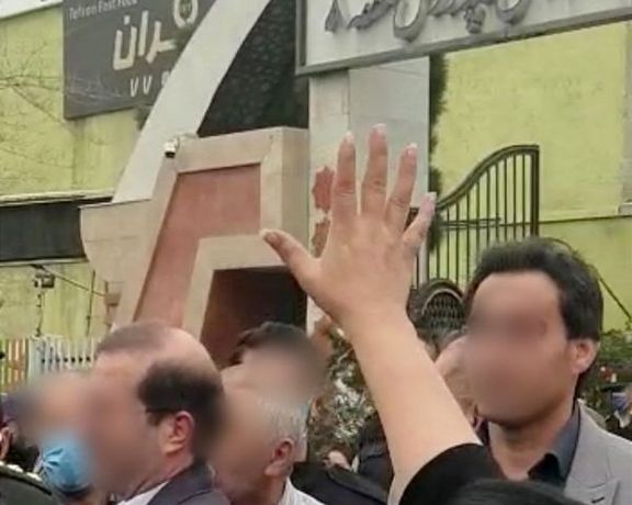 تجمعات الأهالي بسبب اتساع ظاهرة تسمم الطالبات في إيران.. وعناصر القمع يعتدون على المحتجين