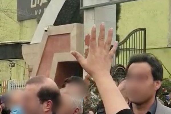 تجمعات الأهالي بسبب اتساع ظاهرة تسمم الطالبات في إيران.. وعناصر القمع يعتدون على المحتجين