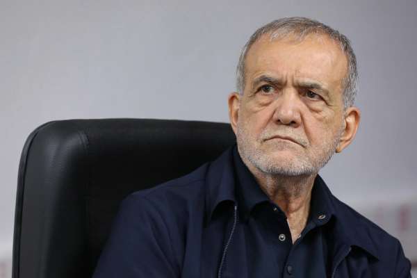 استقالة بزشكيان بسبب "هيمنة قادة الحرس الثوري الإيراني الكاملة على إدارة البلاد"