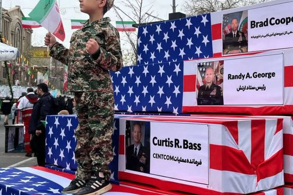 صور تذكارية مع توابيت قادة عسكريين أمريكيين كبار خلال مراسم "11 فبراير"