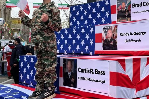 وسط حضور الأطفال.. النظام الإيراني يعرض "توابيت رمزية" لقادة عسكريين كبار بالجيش الأميركي