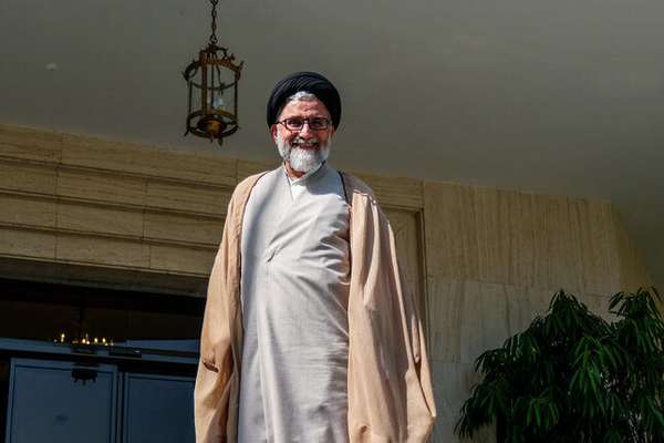 واگذاری گسترده زمین و امکانات دولتی برای افزایش تعداد پایگاههای وزارت اطلاعات