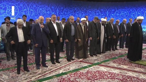 دو هزار و ۵۰۰ ثانیه از آنتن شبکه اول صدا و سیما در گرانقیمتترین ساعت، به پخش اقامه نماز نامزدها اختصاص داشت. ارزش این زمان حداقل ۳/۸ میلیارد و به طور میانگین ۳۳۵ میلیارد تومان است
