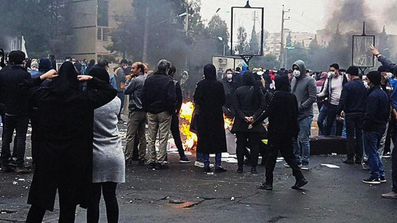 عضو کمیسیون آموزش مجلس: در صورت ادامه وضع فعلی، شورشهای عظیم اجتماعی در راه است