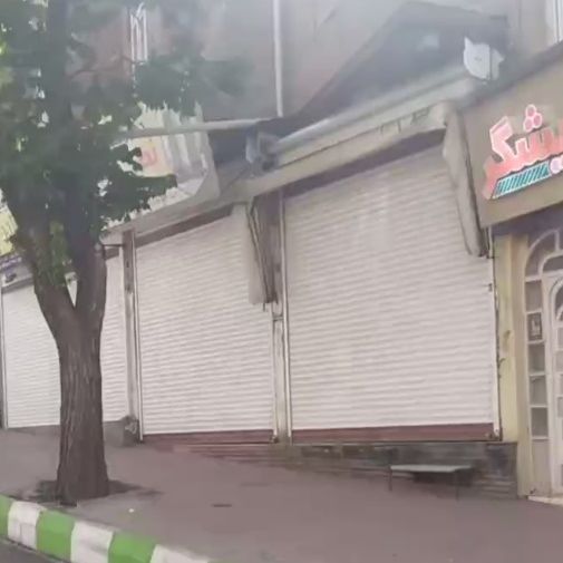 اعتصاب گسترده بازاریان سقز در اعتراض به تغییرات هدفمند در قبرستان محل دفن مهسا ژینا امینی