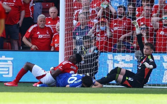 تایوو آوونی، مهاجم ناتینگهام فارست پس از مصدومیت در بازی با لسترسیتی به کما رفت