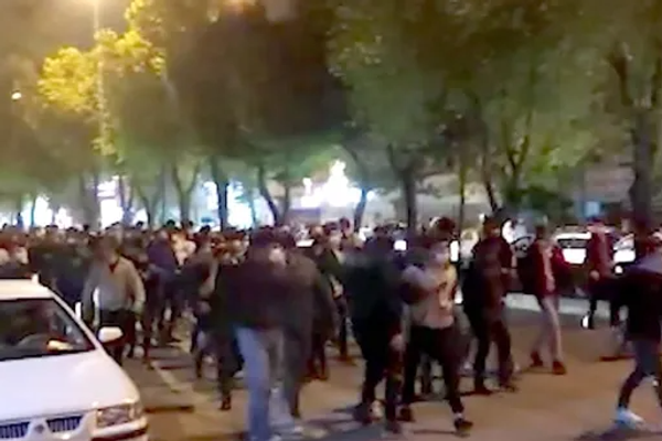 عشرات النشطاء يطالبون بـ"جراحة سياسية" لنظام إيران بدلا من "تغييرات اقتصادية خادعة"