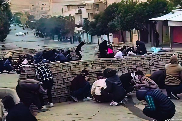 برلماني كردي في إيران يطالب بمحاسبة رئيسي ووزير داخليته بسبب إطلاق الرصاص على المحتجين
