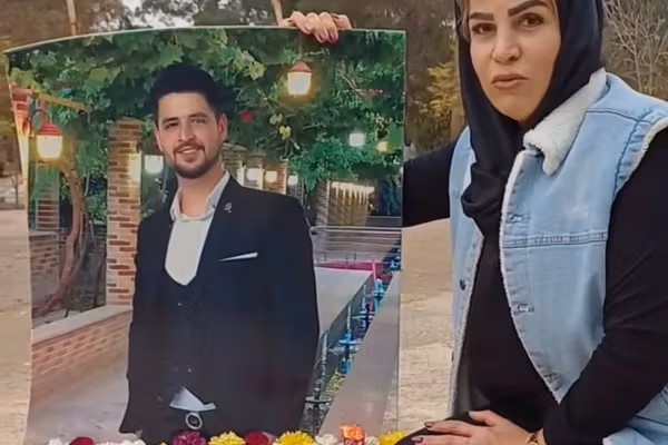 مادر محمد قبادلو، معترض اعدامشده، از آسیب به سنگ مزار فرزندش خبر داد